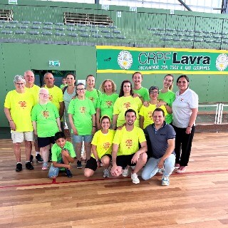 Imagem da Multid�o re�ne-se no CRPF Lavra para �dan�ar contra o Cancro�