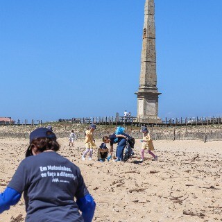 Imagem da A��o de limpeza na Praia da Mem�ria junta alunos e utentes da ALADI