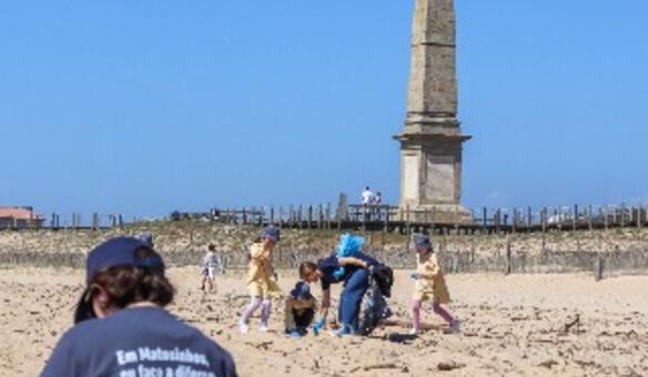 A��o de limpeza na Praia da Mem�ria junta alunos e utentes da ALADI