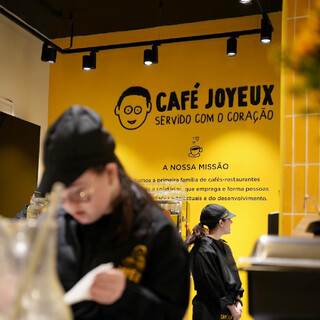 Imagem da Inclusão servida à mesa no novo Café Joyeux