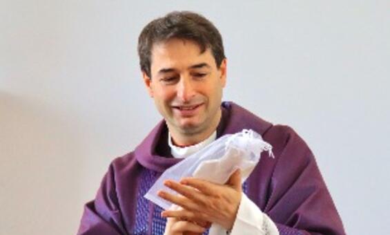 Padre Celso Marques visita ALADI para uma eucaristia de Pscoa